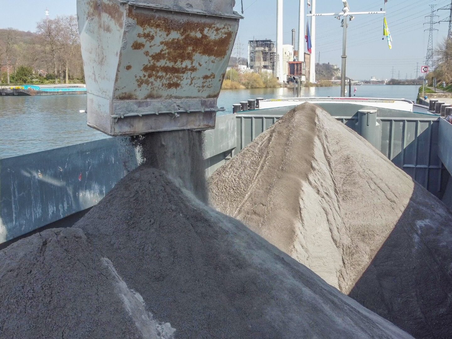 Schiff lädt Schüttgut mit Förderband