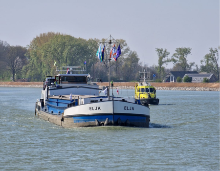 De ms Elja varend door het net geopende Julianakanaal