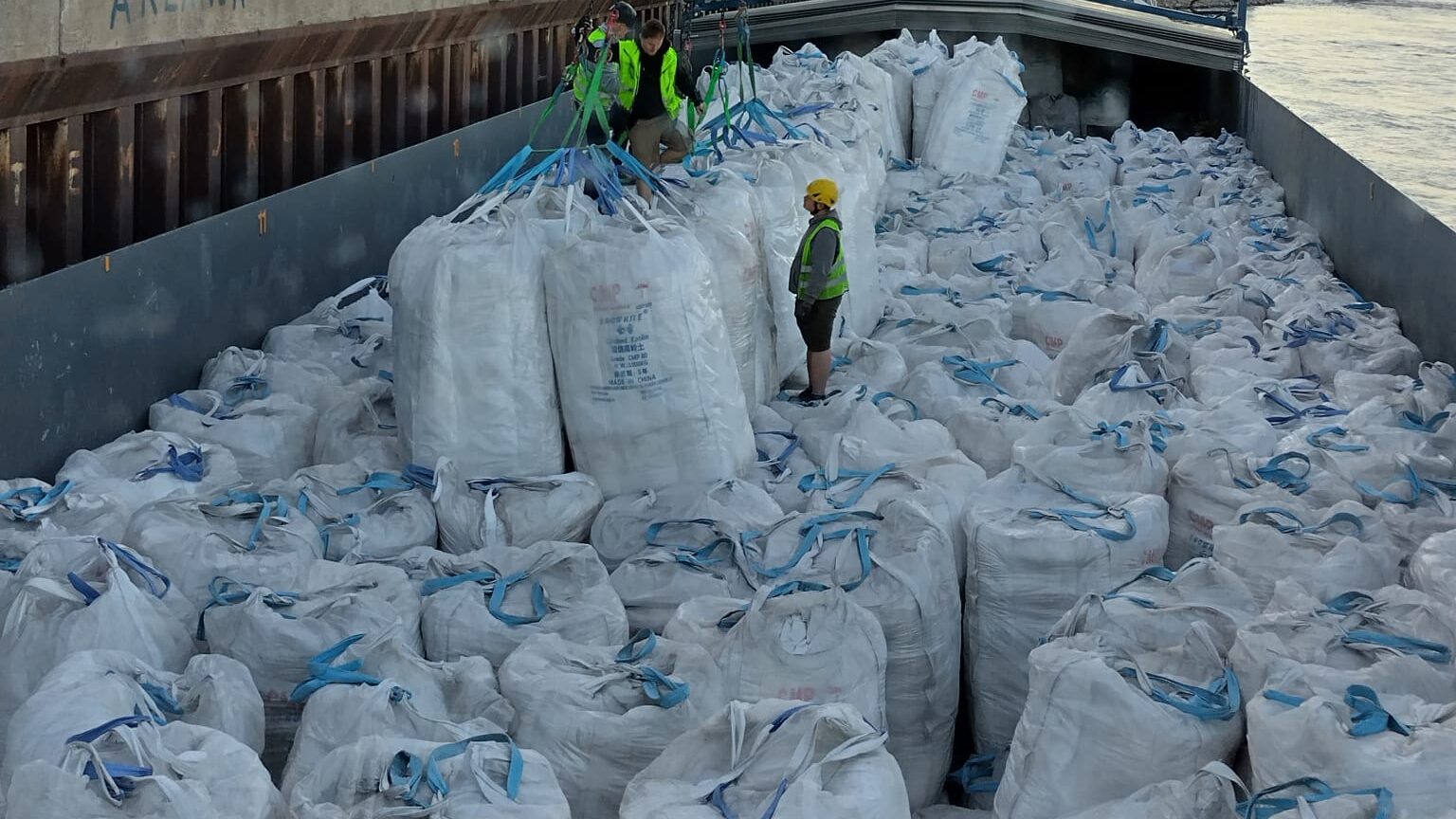 Schip geladen met Bigbags