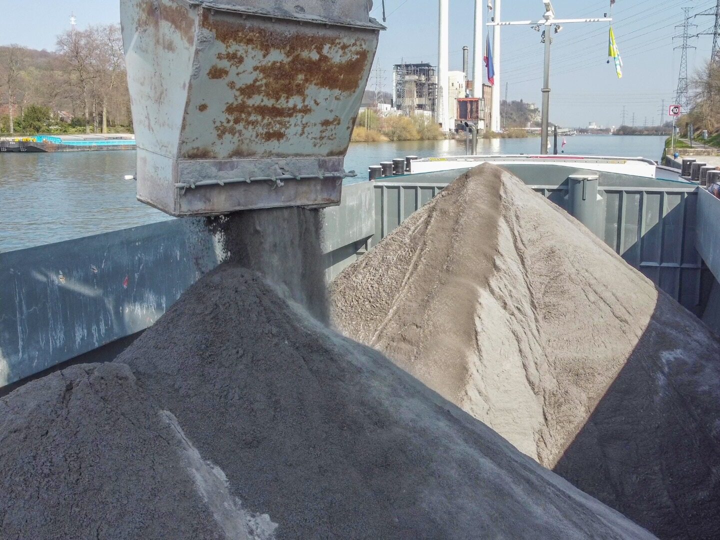 Schip laadt bulkgoederen met transportband