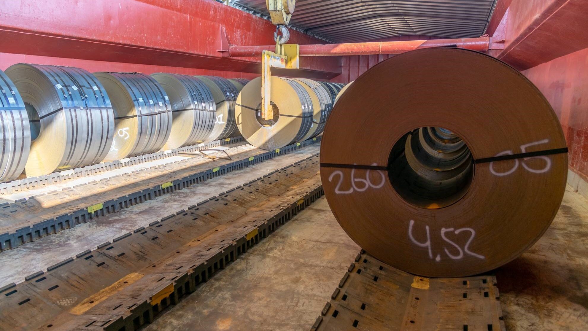 Schip geladen met rollen staal